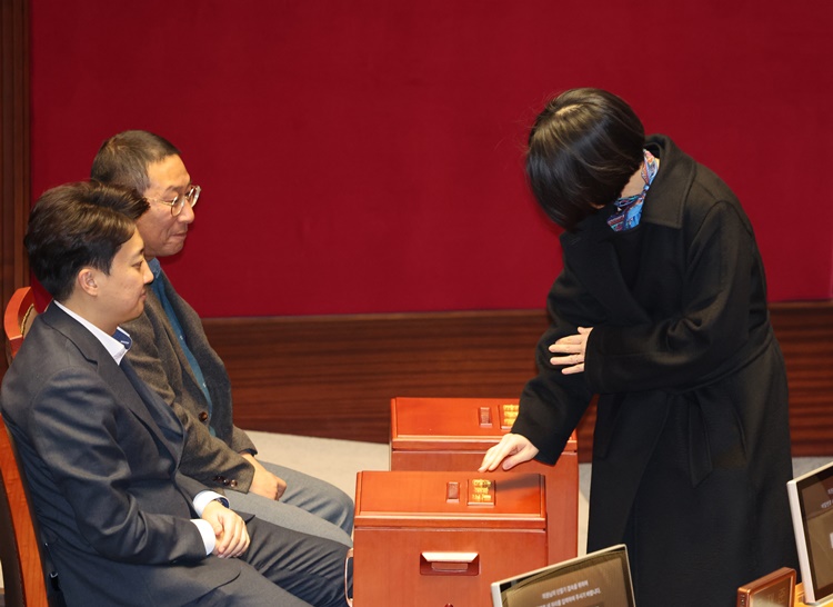 한지아 국민의힘 의원이 지난 2024년 12월 26일 서울 여의도 국회에서 열린 제420회 국회(임시회) 제1차 본회의에서 마은혁, 정계선, 조한창 헌법재판소 재판관 선출안 투표를 하고 있다.  /뉴시스