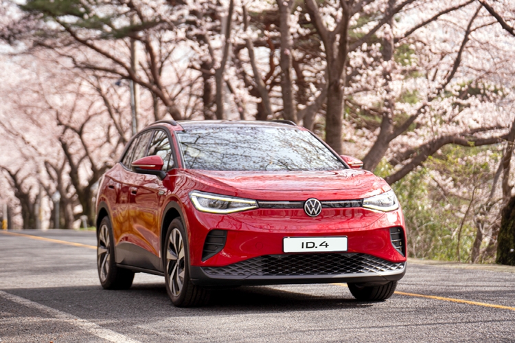 폭스바겐 전기차 ID.4와 아우디 전기차 Q4 e-트론 모델의 지난해 판매대수가 전년 대비 큰 폭으로 성장해 눈길을 끈다. 사진은 폭스바겐 ID.4 전기차. / 폭스바겐코리아