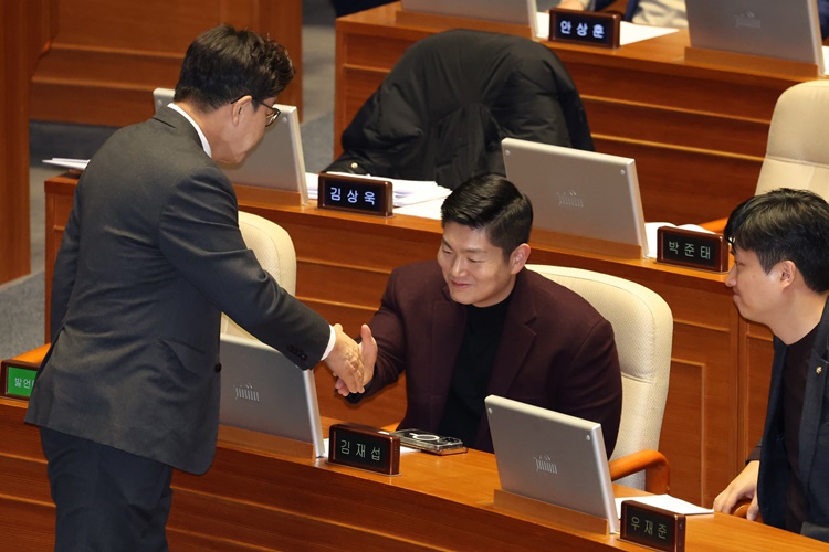 권성동 국민의힘 원내대표가 8일 오후 서울 여의도 국회에서 열린 제420회국회(임시회) 제4차 본회의에서 윤석열 대통령 배우자 김건희의 주가조작 사건 등의 진상규명을 위한 특별검사 임명 등에 관한 법률안, 위헌적 비상계엄 선포를 통한 내란 행위의 진상규명을 위한 특별검사의 수사요구안 등 8개 법안 재의의 건 기표를 마친 뒤 이동하며 김재섭 의원과 악수하고 있다.  /뉴시스