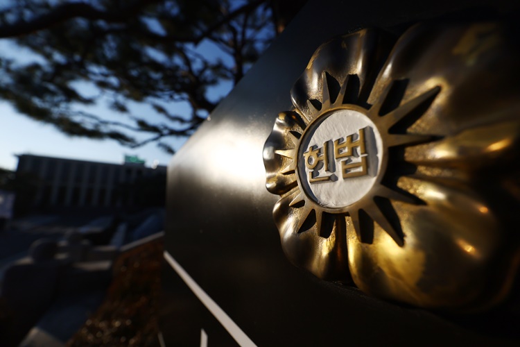 헌법재판소가 윤석열 대통령 탄핵심판 사건에서 형법 상 내란죄 삭제 등 탄핵소추 사유 변경에 대해 재판부가 판단할 사항이라고 밝혔다. 또 천재현 헌재 공보관은 '국회 측 대리인단은 내란죄 철회와 관련해서 헌재의 권유가 있었다고 주장하는데, 헌재가 권유한 게 맞느냐'는 질문에 "그러한 사실은 없다"고 밝혔다. 사진은 지난 7일 서울 종로구 헌법재판소 모습. /뉴시스