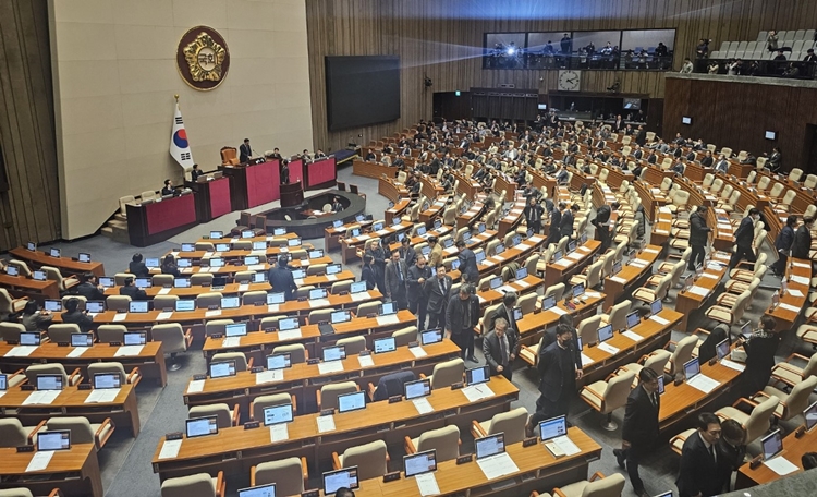 더불어민주당이 8일 내란·김건희 특검법 등 8개 법안이 국회 재표결에서 부결돼 최종 폐기되자, 규탄대회를 위해 본회의장을 퇴장하고 있다. / 전두성 기자