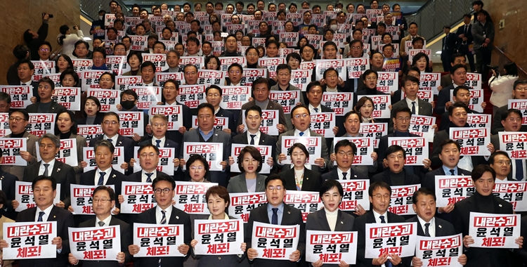 박찬대 더불어민주당 원내대표를 비롯한 의원들이 8일 오후 국회에서 열린 '내란특검, 김건희특검 등 재의표결 부결 규탄대회'에서 구호를 외치고 있다. / 뉴시스