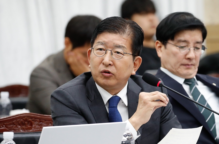 국민의힘이 이상식 더불어민주당 의원을 검찰에 고발했다고 밝혔다. 이 의원은 앞서 페이스북에 “저희 당과 국수본 간의 메신저 역할을 하느라 전화기에 불이 나고 회의가 이어졌다”고 언급한 바 있다. / 뉴시스