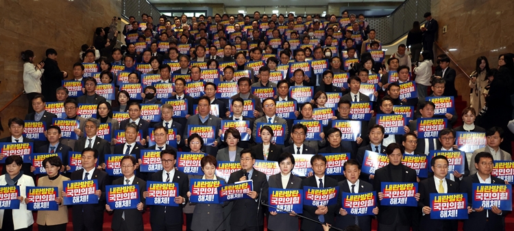 더불어민주당이 9일 제3자 추천 방식의 내란 특검법을 발의하면서 '특검 통과' 속도전에 나선 모습이다. 사진은 박찬대 민주당 원내대표를 비롯한 의원들이 지난 8일 오후 국회에서 열린 '내란특검, 김건희특검 등 재의표결 부결 규탄대회'에서 구호를 외치고 있는 모습. / 뉴시스