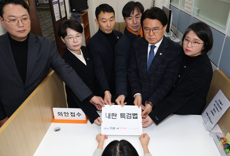 김용민 더불어민주당 의원을 비롯한 야 6당 의원들이 9일 오전 국회 의안과에서 내란 특검법을 제출하고 있다. 왼쪽부터 천하람 개혁신당 원내대표, 전종덕 진보당 의원, 김용민 더불어민주당 원내정책수석부대표, 한창민 사회민주당 대표, 황운하 조국혁신당 원내대표, 용혜인 기본소득당 대표. / 뉴시스