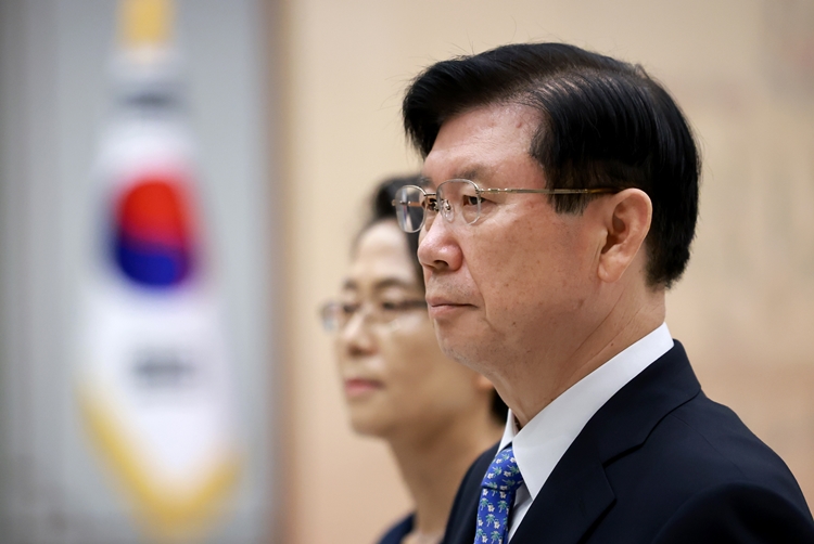 박종준 신임 대통령경호처장이 9일 서울 용산 대통령실 청사에서 윤석열 대통령의 경호처장 임명장 수여식 시작을 기다리고 있다. (대통령실통신사진기자단) / 뉴시스