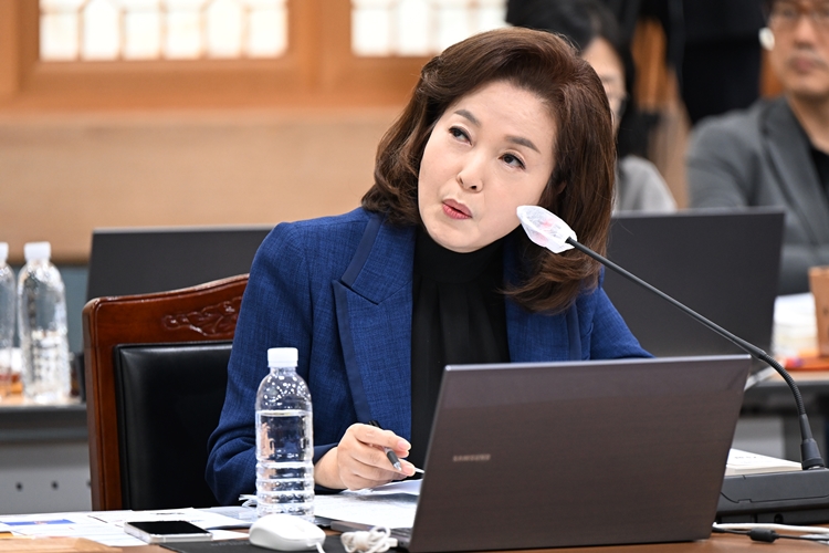 더불어민주당은 10일 이른바 ‘백골단(반공청년단)’에게 국회 기자회견을 잡아준 김민전 국민의힘 의원에 대해 국회 윤리위원회에 제소하고 ‘의원직 제명’도 검토하기로 했다. 사진은 김 의원이 지난해 10월 17일 광주 서구 광주시교육청에서 열린 교육위원회 국정감사에서 질의하고 있는 모습. / 뉴시스