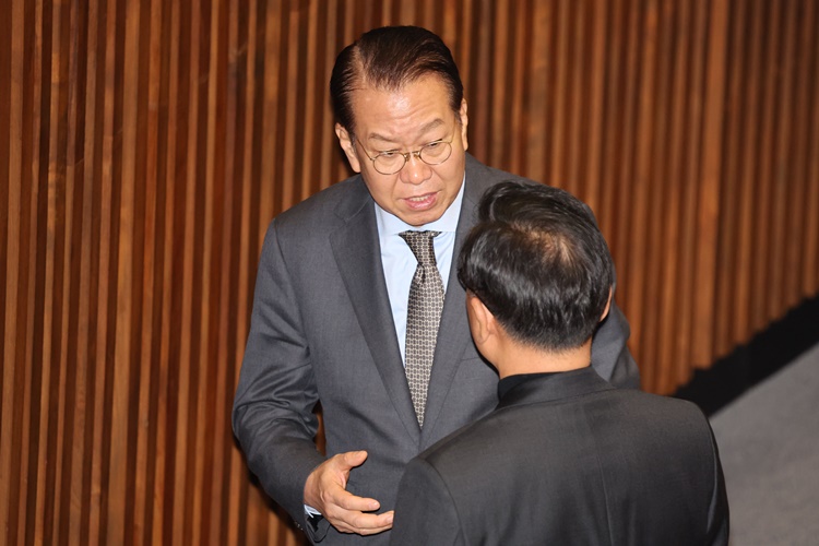 권영세 국민의힘 비상대책위원장이 지난 8일 오후 서울 여의도 국회에서 열린 제420회국회(임시회) 제4차 본회의에서 쌍특검법이 부결된 뒤 의원들과 대화를 나누고 있다. /뉴시스