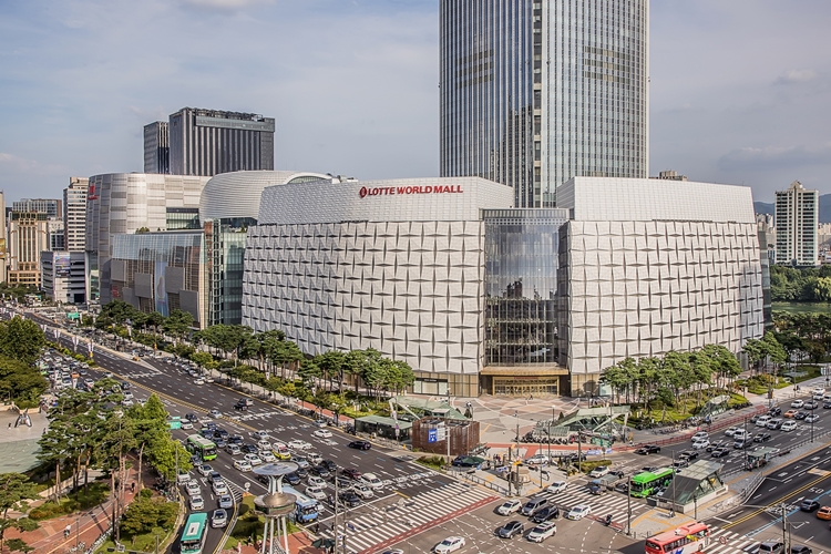 지난해 롯데그룹은 주요 계열사에서 실적 부진 장기화가 이어지면서 이들을 중심으로 비상 경영 조치를 취한 바 있다. / 롯데