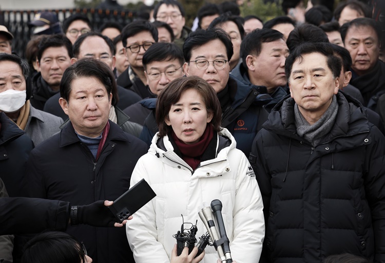 나경원 국민의힘 의원을 비롯한 소속 의원들이 지난 6일 서울 용산구 대통령 관저 앞에 모인 취재진에게 입장을 밝히고 있다.  /뉴시스