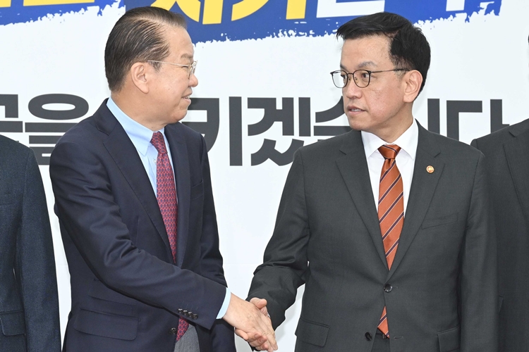 최상목 대통령 권한대행 부총리 겸 기획재정부 장관이 13일 서울 여의도 국회에서 권영세 국민의힘 비상대책위원장과 면담하며 악수하고 있다. / 뉴시스