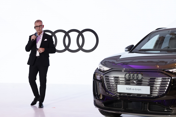 아우디코리아 2025년 신년 미디어 라운드 테이블 행사에서 스티브 클로티 아우디코리아 사장은 올해 더 뉴 Q6 e-트론 및 더 뉴 A6 e-트론 전기차 2종을 비롯해 신차 16종을 새롭게 투입하고, 연말까지 전시장과 서비스센터를 증설해 고객 접근성을 향상 시킬 계획이라고 밝혔다. / 아우디코리아