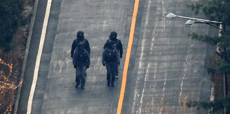 윤석열 대통령에 대한 공수처와 경찰의 2차 체포영장 집행 시도가 임박한 13일 서울 용산구 한남동 대통령 관저에서 전술복과 헬멧을 착용한 경호처 공격대응팀(CAT) 대원들이 이동하고 있다. / 뉴시스