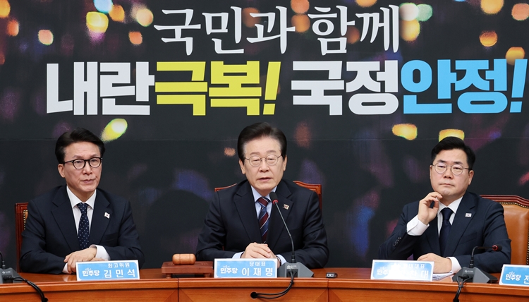 더불어민주당은 13일 최상목 대통령 권한대행 부총리 겸 기획재정부 장관에 대한 ‘책임론’을 부각하고 나섰다. 사진은 이재명(가운데) 대표가 이날 오전 국회에서 열린 최고위원회의에서 발언하고 있는 모습. / 뉴시스