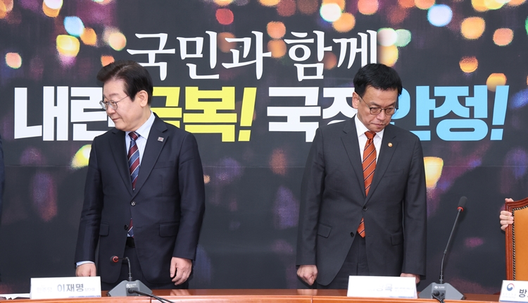 최상목 대통령 권한대행 부총리 겸 기획재정부 장관이 13일 국회에서 이재명 더불어민주당 대표를 접견하고 있다. / 뉴시스