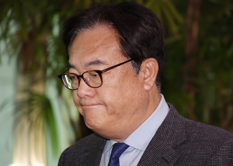 정진석 대통령 비서실장이 윤석열 대통령에 대한 체포영장 집행을 앞두고 대국민 호소문을 발표했다. 정 실장은 “경찰과 공수처, 국가수사본부가 냉정을 되찾길 바란다”며 “대통령에 대한 제3의 장소에서 조사 또는 방문 조사 등을 모두 검토할 수 있다”고 말했다. / 뉴시스 