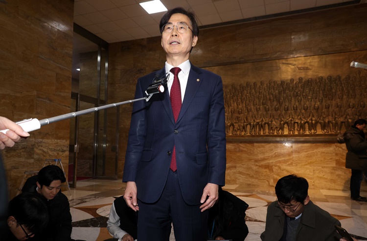 조경태 국민의힘 의원이 지난달 26일 오후 서울 여의도 국회 본회의에서 헌법재판소 재판관(마은혁, 정계선, 조한창) 임명안 표결을 마치고 취재진의 질문에 답변하고 있다.   /뉴시스