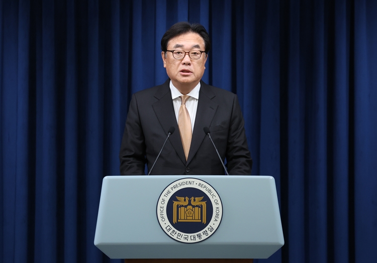 여권이 윤석열 대통령에 대한 체포영장 집행을 두고 여론전을 펼치고 있는 가운데, 정진석 대통령 비서실장은 14일 대국민 호소문을 통해 “대통령을 마치 남미의 마약 갱단 다루듯 몰아붙이고 있다”고 강조했다. / 뉴시스