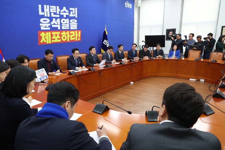 윤석열 대통령 2차 체포영장 집행이 이르면 오는 15일 오전 진행될 수 있다는 전망이 나오는 가운데, 더불어민주당이 대통령 경호처 직원들을 향한 설득에 나섰다. 사진은 박찬대 원내대표가 14일 국회에서 열린 원내대책회의에서 발언을 하고 있는 모습. / 뉴시스