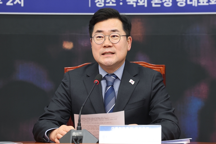 더불어민주당은 15일 고위공직자범죄수사처(공수처)와 경찰이 내란 우두머리(수괴) 혐의를 받는 윤석열 대통령에 대한 2차 체포영장 집행을 시도하는 것과 관련해 “공수처와 경찰은 물러서지 말고 오늘 중으로 반드시 내란수괴 윤석열을 체포하길 바란다”고 밝혔다.  사진은 박찬대 원내대표가 지난 14일 오후 국회에서 열린 민주당 교육특별위원회 출범식 및 임명장 수여식에서 발언하고 있는 모습. / 뉴시스