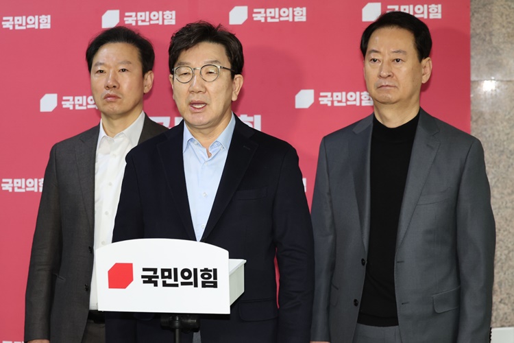 윤석열 대통령에 대한 2차 체포영장 집행이 시작된 15일 오전 서울 여의도 국회에서 권성동 국민의힘 원내대표 등 지도부가 공수처 규탄 발언을 하고 있다.  /뉴시스