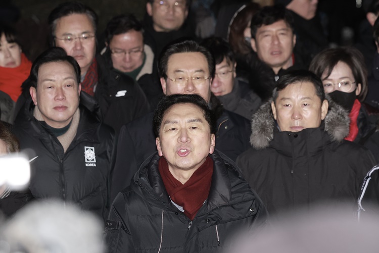 김기현 국민의힘 의원을 비롯한 소속 의원들이 15일 서울 용산구 대통령 관저 앞에 모인 취재진에게 입장을 밝히고 있다. /뉴시스