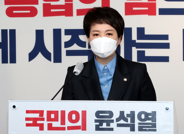 김은혜 의원은 지난 14일 국회 국토위 전체회의에서 국토부를 통해 제공 받은 자료를 근거로 김이배 제주항공 대표에게 항공기 정비사 인력 부족을 지적했다. 하지만 김 의원이 지적한 국토부 항공기 정비 인력 관련 내용은 과거의 기준과 현재 기준을 뒤섞어 잘못된 내용으로 지적한 것으로, 현재 제주항공 운항정비사 인력은 국토부 기준을 초과해 충족하고 있는 것으로 알려졌다. / 공동취재사진-뉴시스