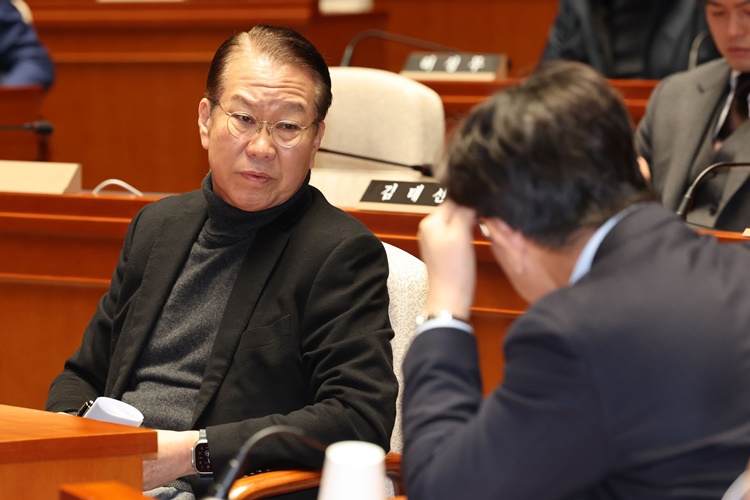 권영세 국민의힘 비상대책위원장과 권성동 원내대표가 15일 오전 서울 여의도 국회에서 열린 비상의원총회에서 대화하고 있다. /뉴시스