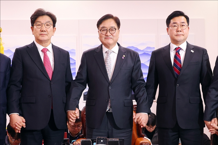 여야가 오는 16일 '비상계엄 특검법(여당안)'과 '내란 특검법(야당안)을 놓고 협상에 돌입할 예정이다. 사진은 우원식 국회의장과 권성동 국민의힘 원내대표, 박찬대 더불어민주당 원내대표가 지난달 17일 오후 국회에서 열린 국회의장 주재 여야 원내대표 회동에서 기념촬영을 하고 있는 모습. / 뉴시스