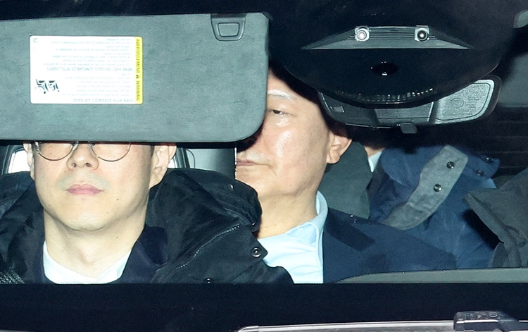 내란 우두머리와 직권남용 권리행사 방해 혐의로 공수처에 체포된 윤석열 대통령이 15일 경기도 과천 고위공직자범죄수사처(공수처)에서 조사를 마친 뒤 서울구치소로 향하고 있다. / 뉴시스