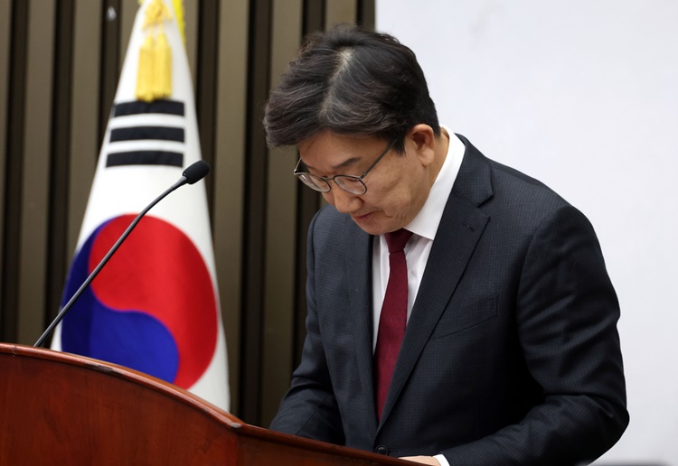 권성동 국민의힘 원내대표가 16일 오전 서울 여의도 국회에서 열린 의원총회에서 체포된 윤석열 대통령에 대한 소회를 밝히던 중 잠시 발언을 멈추고 있다.  /뉴시스