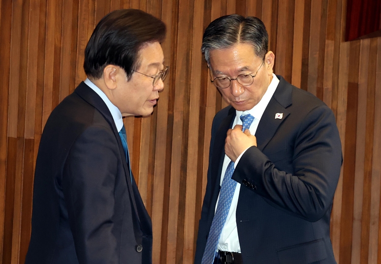 정성호 더불어민주당 의원이 16일 당 지도부를 향해 쓴소리를 냈다. 윤석열 대통령 탄핵 국면에서 민생·경제 대책들을 더 강하게 내놔야 했는데 그렇지 못했다는 것이다. 사진은 이재명 대표와 정 의원이 지난달 10일 오후 국회에서 열린 제418회국회(정기회) 제18차 본회의에서 대화를 하고 있는 모습. / 뉴시스