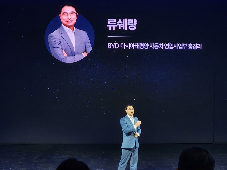 류쉐량 BYD 아시아태평양 자동차 영업사업부 총경리가 BYD코리아 브랜드 론칭 행사에서 BYD 브랜드에 대해 설명하는 모습. / 인천 중구=제갈민 기자