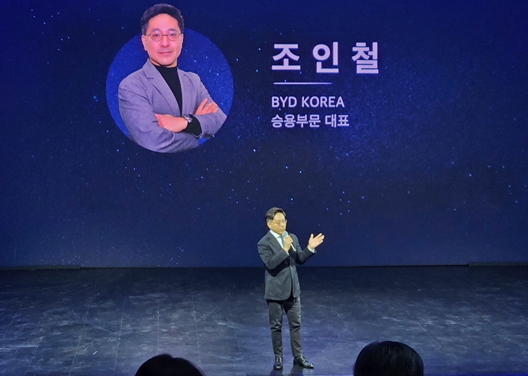 조인철 BYD 코리아 승용부문 대표는 BYD 차량에 설치된 태블릿PC 등을 통해 이용자들의 개인정보 유출 우려에 대한 질의에 “정보보안 유출에 많은 신경을 쓰고 있으며, 노력하고 있다”고 답했다. 다만 누리꾼들 사이에서는 부정적인 여론이 일고 있다.  / 인천 중구=제갈민 기자