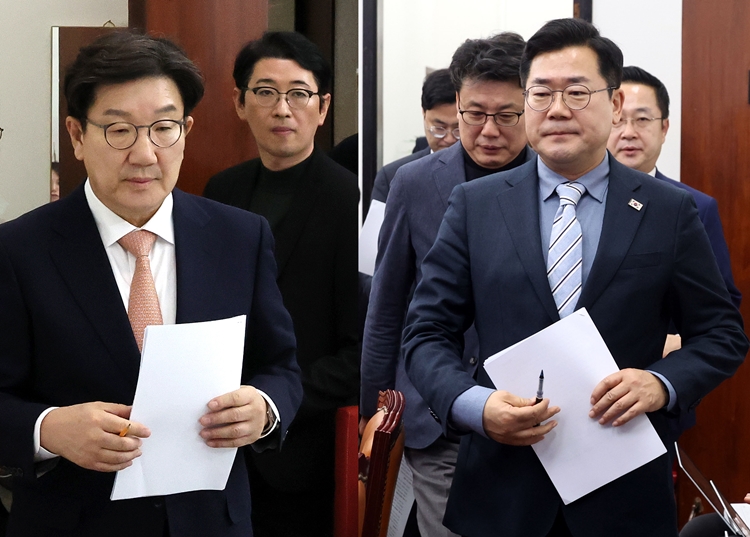 여야가 오는 17일 ‘12·3 비상계엄 사태’ 진상규명을 위한 특검법 협상에 나선다. 왼쪽 사진은 권성동 국민의힘 원내대표가 지난 14일 국회에서 열린 현안 관련 기자간담회에 참석하고 있는 모습이고, 오른쪽 사진은 박찬대 더불어민주당 원내대표가 16일 오전 국회에서 열린 정책조정회의에 참석하고 있는 모습. / 뉴시스