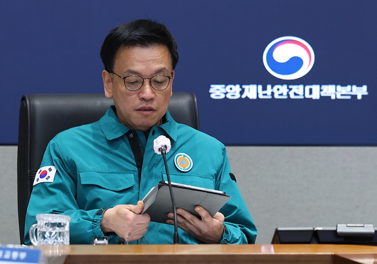 최상목 대통령 권한대행 부총리 겸 기획재정부 장관이 17일 서울 세종로 정부서울청사 중앙재난안전대책본부에서 열린 제주항공 여객기 사고 중대본 회의에서 발언에 앞서 자료를 살펴보고 있다. / 뉴시스