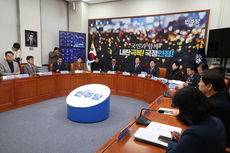 여야가 17일 ‘12·3 비상계엄 사태’ 진상규명을 위한 특검법에 대해 협상을 진행하는 가운데, 더불어민주당이 ‘특검 압박’을 강화하고 있다. 사진은 박찬대 원내대표가 이날 오전 국회에서 열린 최고위원회의에서 발언을 하고 있는 모습. / 뉴시스