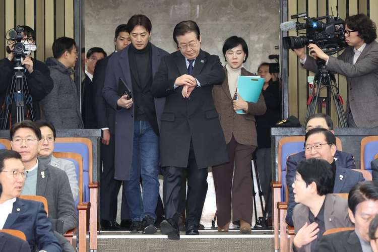 더불어민주당이 윤석열 대통령 체포 후 ‘민생·경제’와 ‘외교’에 힘을 주는 모습이다. 사진은 이재명 대표가 지난 15일 국회에서 열린 비상의원총회에 참석하며 시간을 확인하고 있는 모습. / 뉴시스