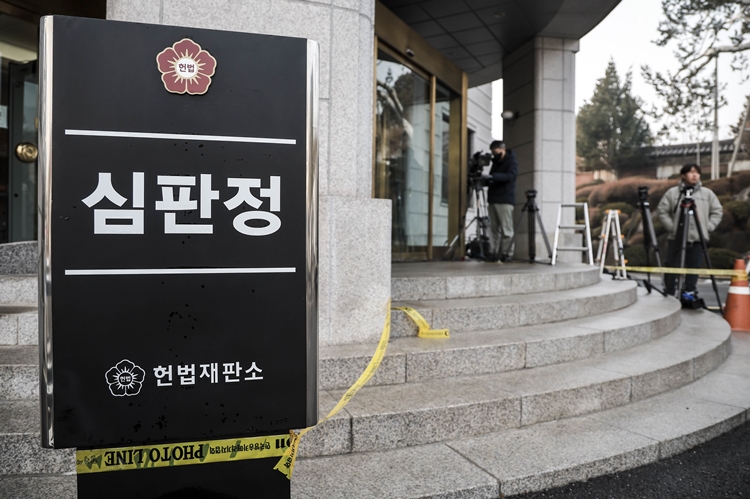 윤석열 대통령에 대한 탄핵심판 3차 변론기일을 앞둔 21일 서울 종로구 헌법재판소에서 취재진이 대기하고 있다. / 뉴시스 