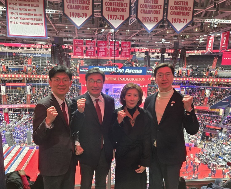 (왼쪽부터)조정훈, 김대식, 나경원, 강민국 국민의힘 의원이 20일(현지시간) 미국 워싱턴DC 캐피털원 아레나에서 열린 도널드 트럼프 대통령 취임식에 참석해 기념 촬영하고 있는 모습.  /조정훈 의원실