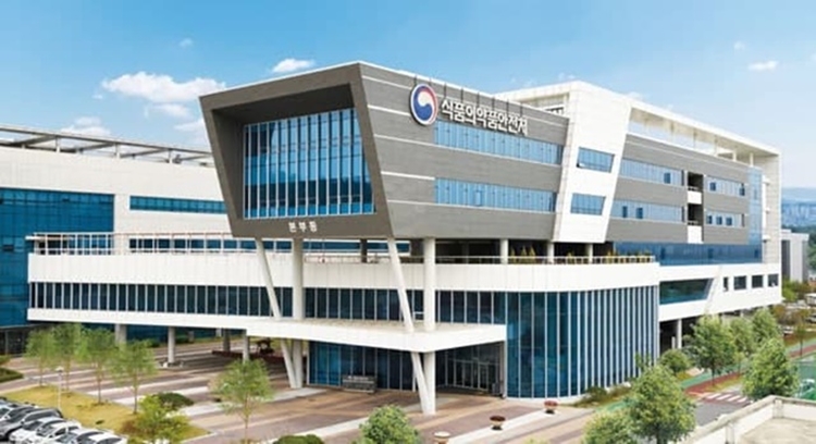 식품의약품안전처가 불법 해외직구에 대응하기 위한 법렬 개정 등을 골자로 하는 2025년 식약처 주요 정책 추진 계획을 발표했다. / 식품의약품안전처