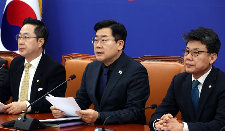 박찬대 더불어민주당 대표가 21일 오전 국회에서 열린 원내대책회의에서 발언을 하고 있다. / 뉴시스