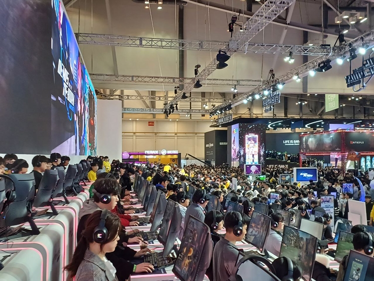 21일 정부는 국무회의에서 확률형아이템 표시 의무 위반 관련 소송 특례를 도입하는 ‘게임산업법’ 개정안을 의결했다. 사진은 부산 벡스코 전시장에서 개최된 게임 축제 '지스타 2023'에서 이용자들이 게임을 플레이하는 모습. / 조윤찬 기자