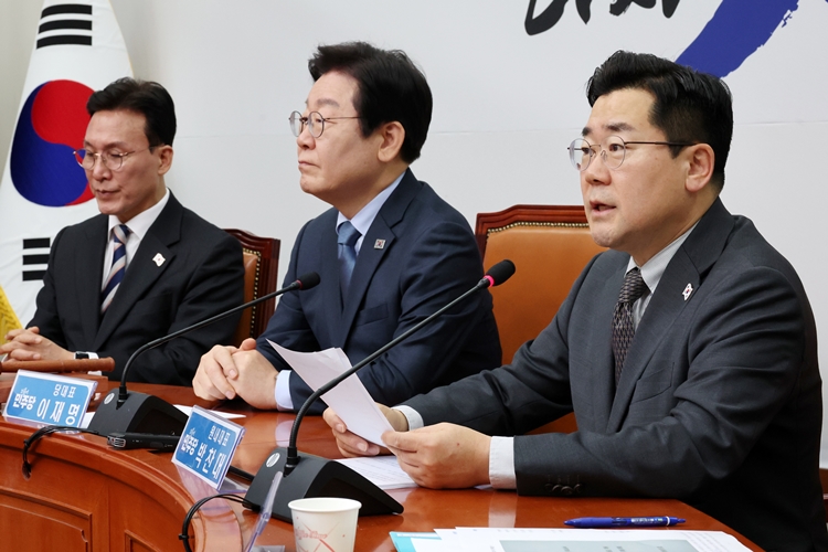 박찬대(오른쪽) 더불어민주당 원내대표가 22일 오전 국회에서 열린 최고위원회의에서 발언하고 있다. 왼쪽부터 김민석 최고위원, 이재명 대표, 박 원내대표. / 뉴시스