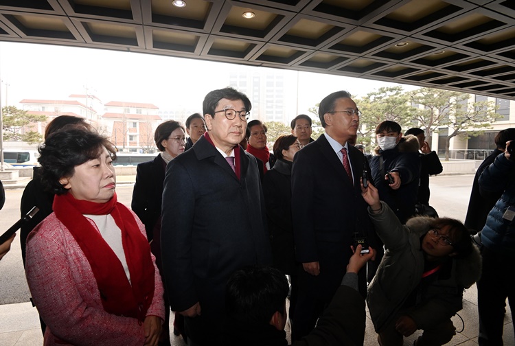 헌법재판소를 항의 방문한 권성동 국민의힘 원내대표가 22일 오전 서울 종로구 헌재 정문 앞에서 대기하고 있다. 헌재 측은 "협의 된 바가 없어 출입이 제한된다"고 밝혔다.  /뉴시스