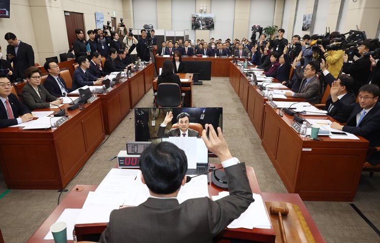 22일 국회에서 열린 제421회 국회(임시회) '윤석열 정부의 비상계엄 선포를 통한 내란 혐의 진상규명 국정조사특별위원회' 제5차 전체회의 1차 청문회에서 안규백 위원장과 야당 의원들이 윤석열 대통령 등 7인 동행명령장 발부의 건에 대해 거수로 찬성 의사를 표하고 있다. / 뉴시스
