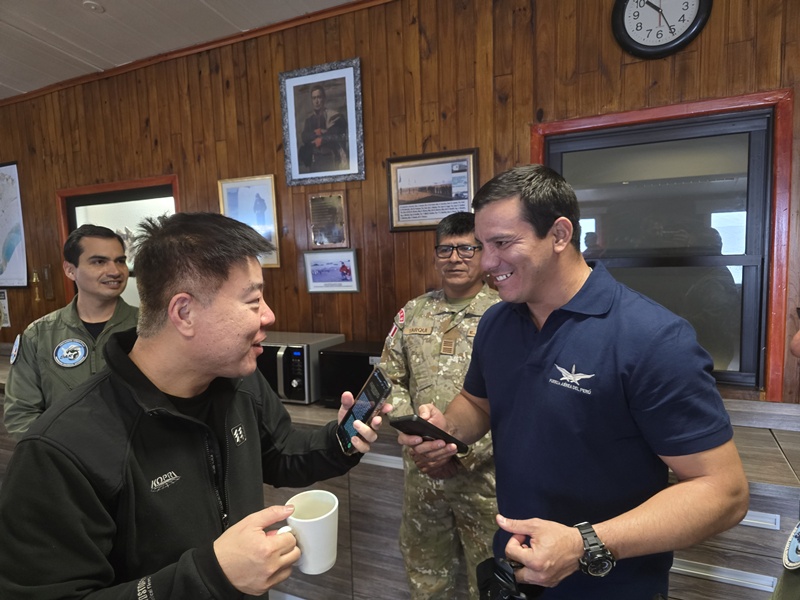 2024년 12월 21일 우루과이 기지 창립기념일 행사에 방문한 세종과학기지 김원준 대장은 우루과이 대원과 담소를 나누며 소통을 이어갔다.  이날 우루과이 기지 방문은 제38차 월동연구대의 오영식 연구반장과 김종훈 해양대원이 함께했다. / 사진=오영식 대원 제공