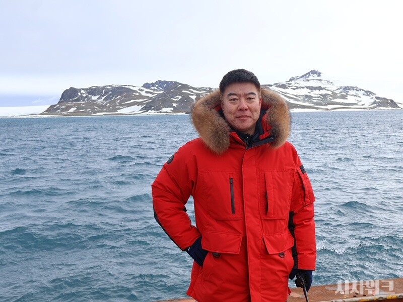 올해 남극세종과학기지는 제38차 월동연구대가 상주하며 기지유지 업무를 수행한다. 이번 제38차 월동연구대는 김원준 월동대장이 이끈다. 그는 2005년 극지연구소에 입사해 △극지 인프라 구축 △아라온(쇄빙연구선) 건조 △연구사업 관리 △장보고과학기지 월동대 근무 등 다양한 업무경험을 갖춘 베테랑이다. / 사진=남극특별취재팀