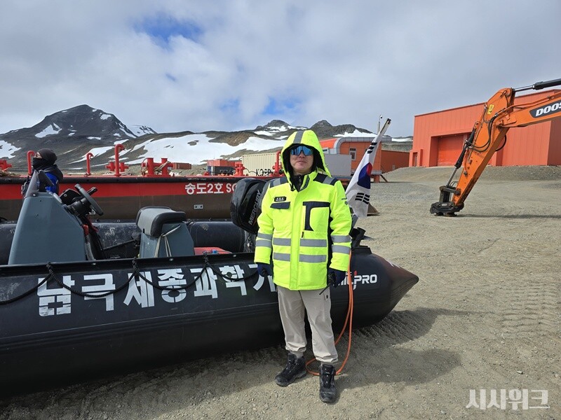 남극은 극한 환경인만큼 월동대의 연구자 지원 임무는 매우 고된 일이다. 특히 해상지원용 조디악과 소형선박이 한번 출항하기 위해선 굴삭기, 크레인 등 중장비 사용이 필수다. 김원준 대장은 “세종과학기지는 조디악을 활용해 해상활동을 많이 하기 때문에 안전이 중요하다”고 강조했다. / 사진=남극특별취재팀
