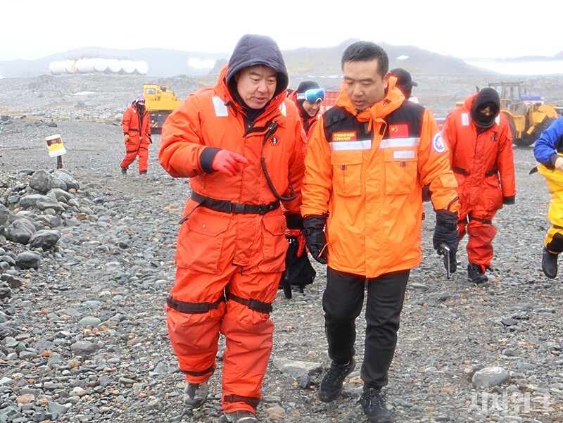 2024년 12월 28일 세종과학기지 월동연구대는 중국장성기지를 방문했다. 이날 방문은 양 기지간 마니또(서로 도움을 주고 받음)의 일환이었다. 세종과학기지는 중국장성기지 측에 수리가 필요한 중장비의 운송 도움을, 중국장성기지는 세종과학기지의 바지선을 빌리는 요청을 했다. 극한의 환경에서 서로 도움을 구하며 입무를 수행하는 모습이 인상적이었다. / 사진=남극특별취재팀